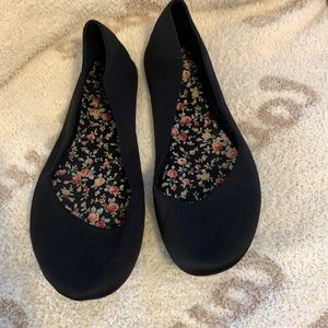 Black nylon type material. Sz 10 flats